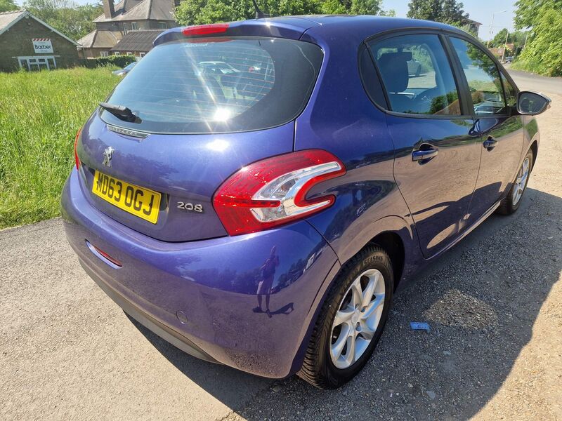 PEUGEOT 208
