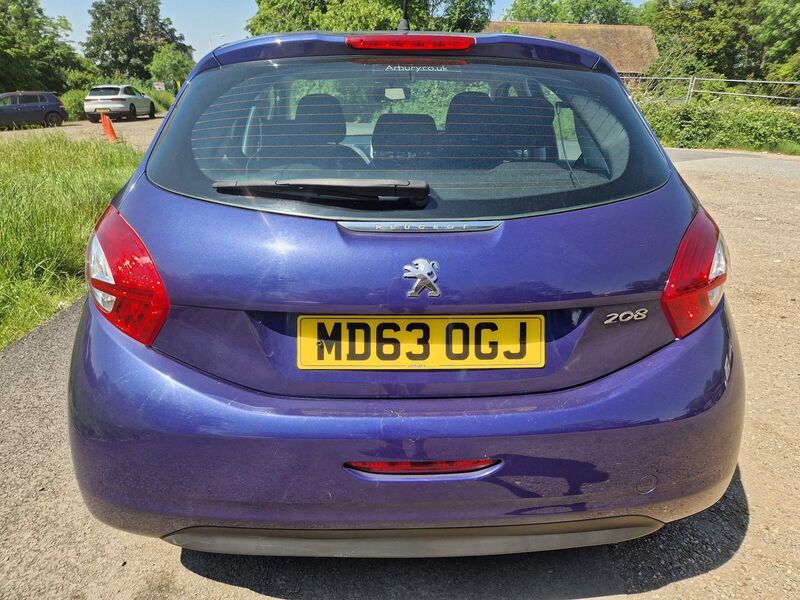 PEUGEOT 208