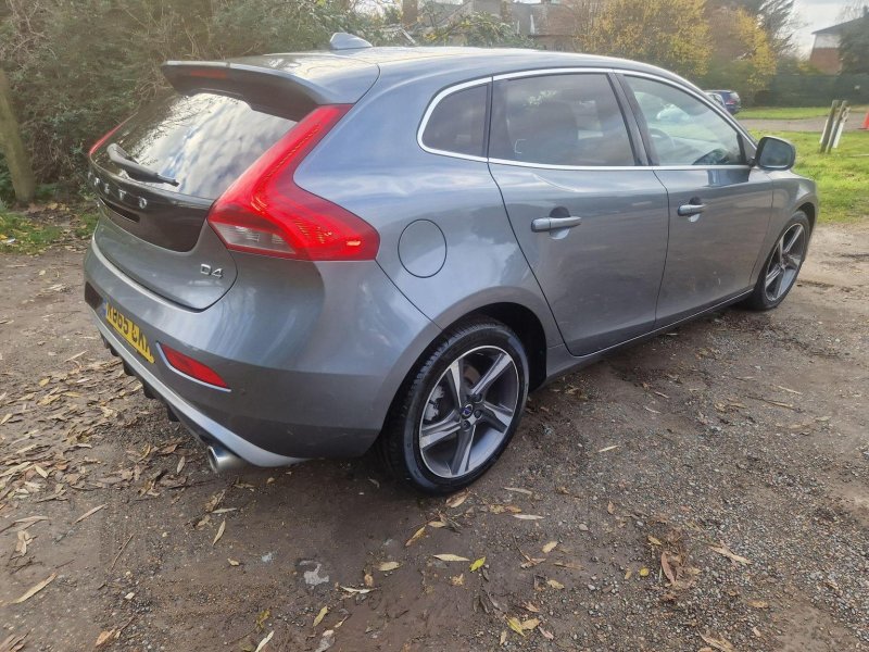VOLVO V40