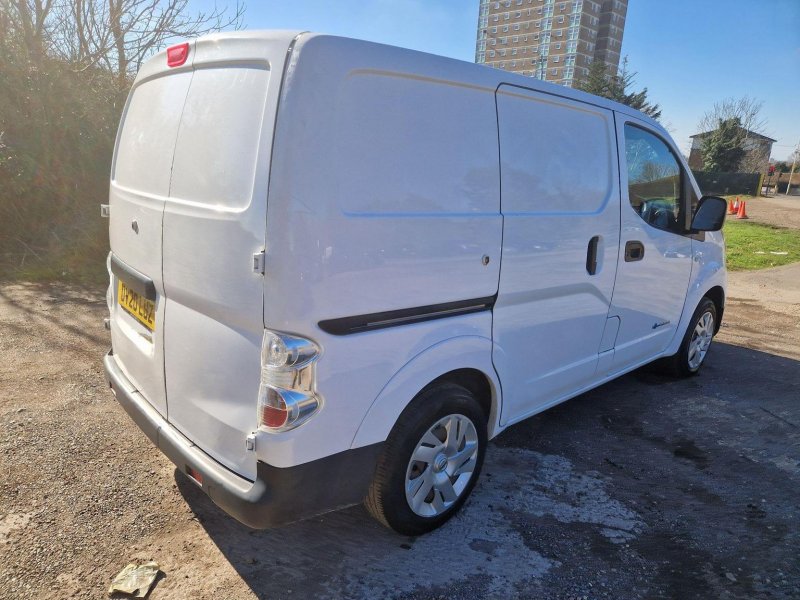 NISSAN E-NV200