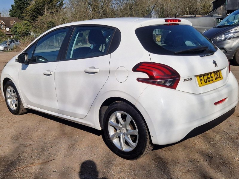 PEUGEOT 208