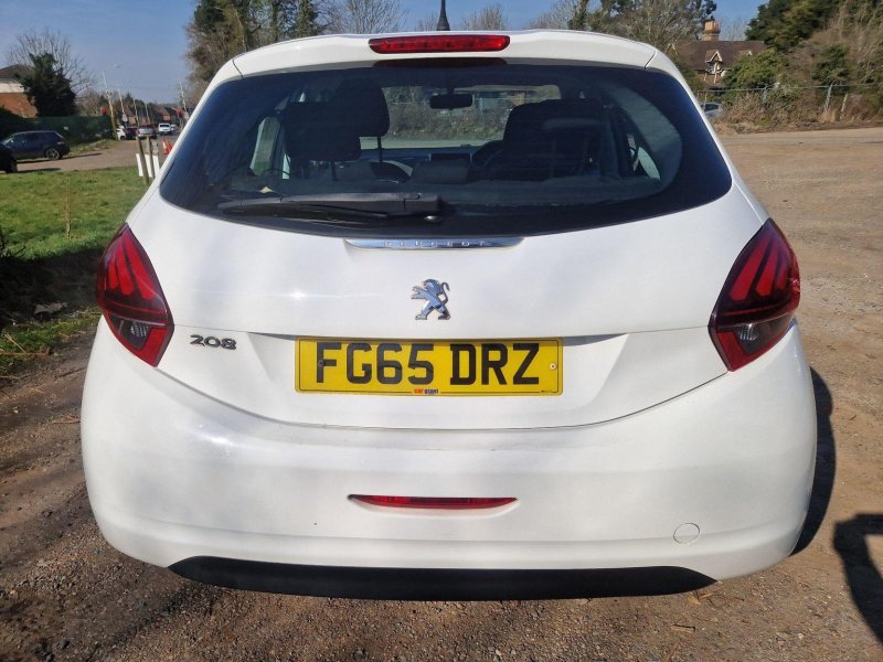 PEUGEOT 208