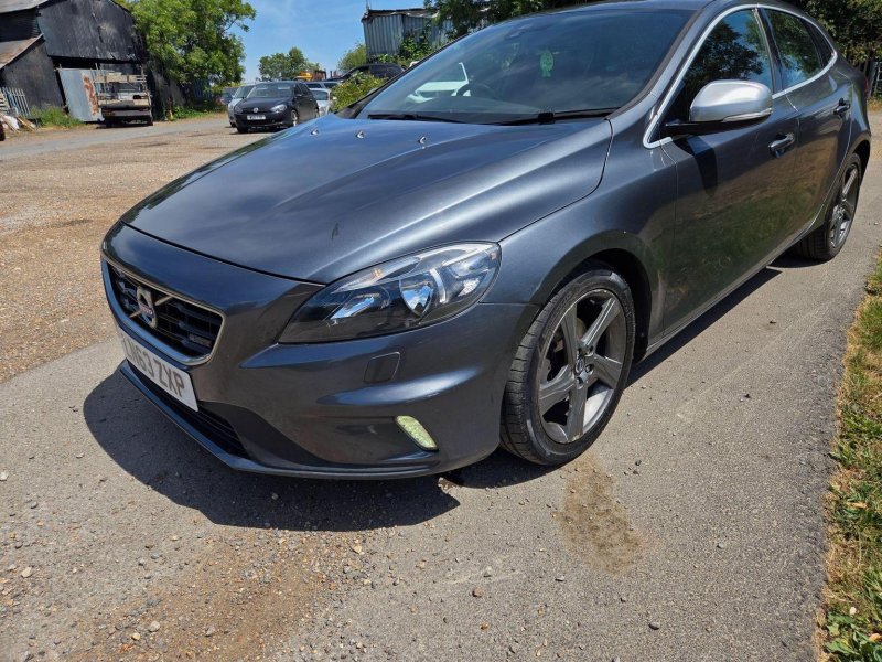 View VOLVO V40 1.6 D2 R-Design Euro 5 (s/s) 5dr